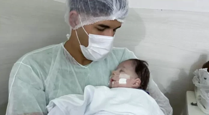 Cantor-Ze-Vaqueiro-com-o-filho-no-colo-768x424