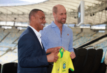 Vídeo: Príncipe William é recebido por Cafu no Maracanã e ganha camisa da Seleção Brasileira