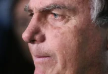 Com crise persistente de soluços, Bolsonaro faz nova cirurgia