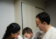 Em duas gestações, mulher dá à luz em minutos no banheiro de casa e não consegue chegar ao hospital